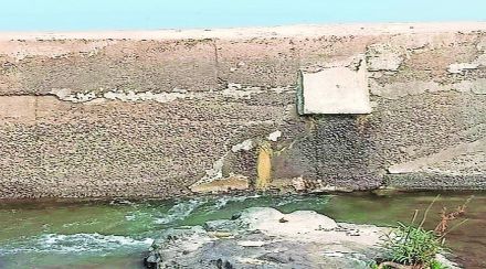 देहेर्जा नदीवरील बंधाऱ्याला गळती
