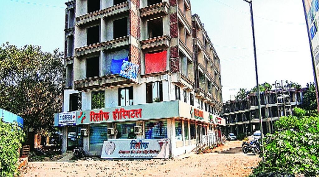 इमारतीचे काम सुरू असताना तळमजल्यावर उभारलेले रुग्णालय रुग्णांसाठी धोकादायक ठरण्याची भीती व्यक्त करण्यात येत आहे. 