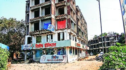 इमारतीचे काम सुरू असताना तळमजल्यावर उभारलेले रुग्णालय रुग्णांसाठी धोकादायक ठरण्याची भीती व्यक्त करण्यात येत आहे.  इमारतीचे काम सुरू असताना तळमजल्यावर उभारलेले रुग्णालय रुग्णांसाठी धोकादायक ठरण्याची भीती व्यक्त करण्यात येत आहे.