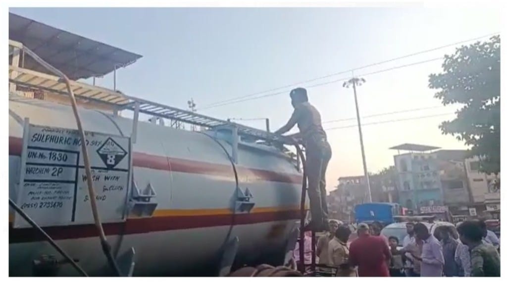 टँकरमधून ॲसिड उडाल्यानं तीन जण होरपळले; भर चौकात घडली घटना