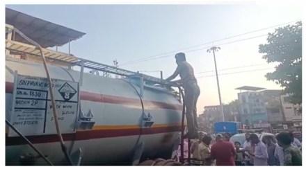 टँकरमधून ॲसिड उडाल्यानं तीन जण होरपळले; भर चौकात घडली घटना