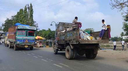धोकादायक पद्धतीने कचरा वाहतूक