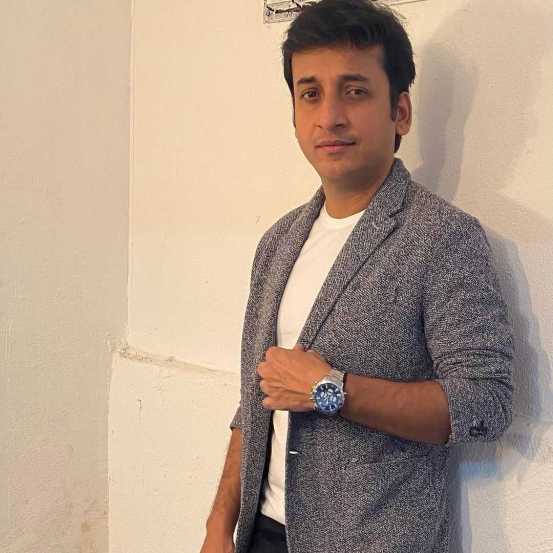 या मालिकेत सूत्रसंचालकाच्या भूमिकेत अभिनेता संकर्षण कऱ्हाडे पाहायला मिळत आहे. मात्र त्याने मालिकेतून काही दिवस ब्रेक घेतला आहे.
