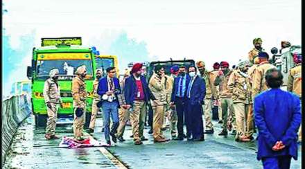 पुलाखालचा मोकळा रस्ता आणि पुलाच्या दुसऱ्या बाजूच्या उतारावर चाललेली हुज्जत!