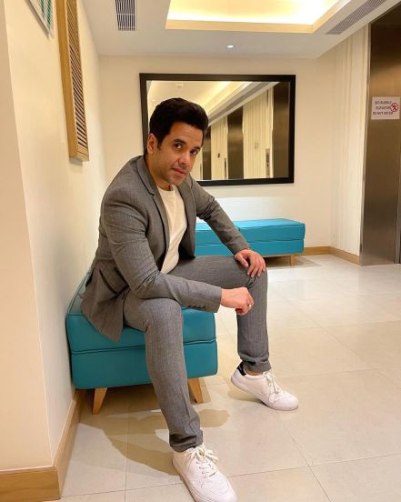 अभिनेता तुषार कपूरला तुम्ही 'गोलमाल', 'क्या कूल है हम', 'मुझे कुछ कहना है', 'कुछ तो है', 'ढोल' या चित्रपटांतून भूमिका साकारताना पाहिलं असेल. परंतु तुषार कपूरला वडील जितेंद्र कपूर यांच्यासारखी प्रसिद्धी मिळाली नाही.