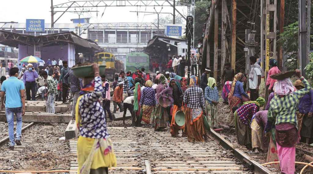 मध्य रेल्वेच्या ठाणे ते दिवा या पाचव्या आणि सहाव्या मार्गिकेसाठी ३६ तासाचा मेगाब्लॉक शनिवारी सुरु झाला आहे. (छाया-दीपक जोशी)