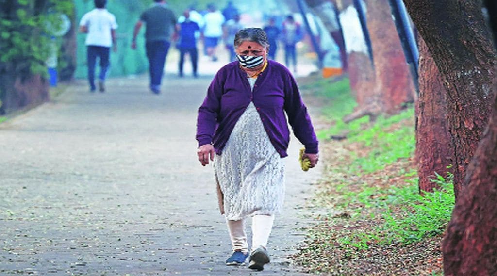 वाढत्या थंडीमुळे नागरिक उबदार कपडे परिधान करूनच बाहेर पडत आहेत.