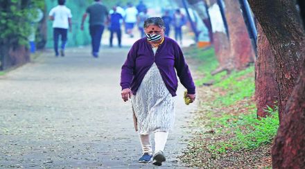 वाढत्या थंडीमुळे नागरिक उबदार कपडे परिधान करूनच बाहेर पडत आहेत.