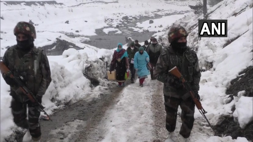 प्रचंड थंडी, बर्फवृष्टी, बर्फाने भरलेल्या रस्त्यांमधून मार्ग काढत आरोग्य कर्मचारी अगदी छोट्या छोट्या खेड्यांमध्ये जाऊनही लसीकरण करत आहे.