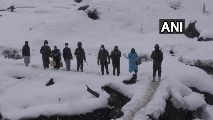 गेल्या काही दिवसांत देशभरात थंडीचा कडाका चांगलाच वाढला आहे. बर्फाळ प्रदेशांमध्ये बर्फवृष्टीही होत आहे.