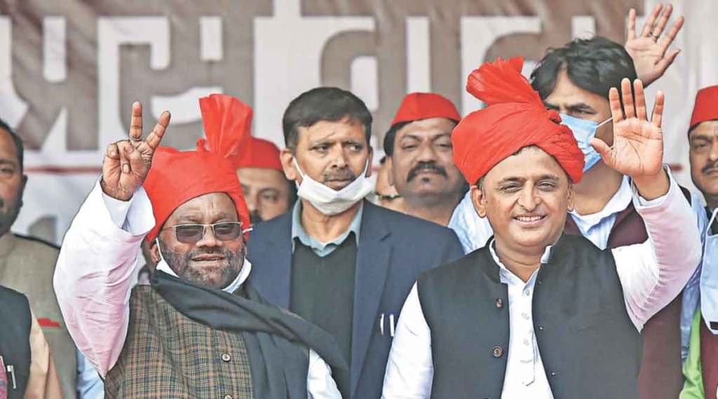 स्वामीप्रसाद मौर्य आणि अखिलेश यादव .