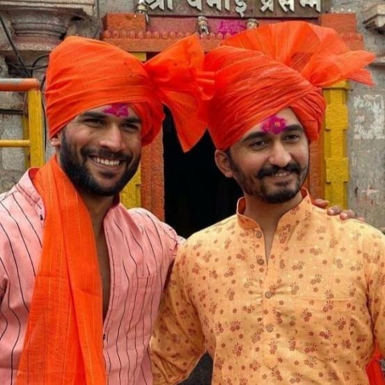 कोल्हापूरमधील जोतिबाच्या मंदिरात त्या दोघांनी गुलालही उधळला. याचा एक व्हिडीओही समोर आला आहे.