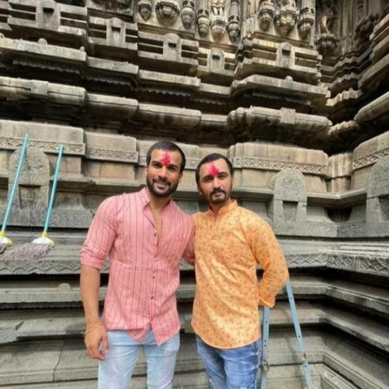 बिग बॉसमधून बाहेर पडल्यावर त्या दोघांनी जोतिबाच्या मंदिरात जात दर्शन घेतले. त्यावेळी त्यांनी जोतिबाच्या नावानं चांगभलं असा जयघोषही केला.