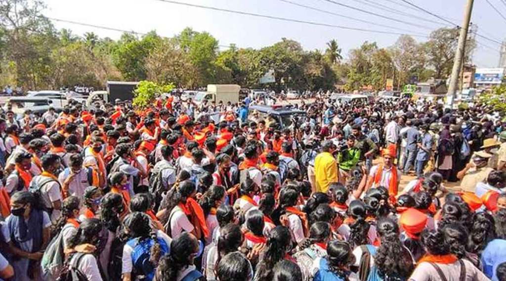 ‘हिजाब’चे राज्यभर धर्मातीत समर्थन; विरोधानंतर वापर आणि मागणीत वाढ, महिलाहक्काचा आग्रह ‘हिजाब’चे राज्यभर धर्मातीत समर्थन; विरोधानंतर वापर आणि मागणीत वाढ, महिलाहक्काचा आग्रह