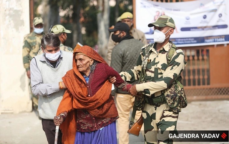 दादरी इथल्या मतदान केंद्रावर १०० वर्षीय आजीनींही आपला मतदानाचा हक्क बजावला.