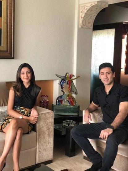 लंडन स्कूल ऑफ इकॉनॉमिक्समधून सोशल पॉलिसी आणि डेव्हलपमेंटमध्ये पदव्युत्तर पदवी घेऊन भारतात परतलेल्या क्रिशाने तिच्या भावाला भागीदार बनवले आणि स्वतःचा व्यवसाय सुरू केला.