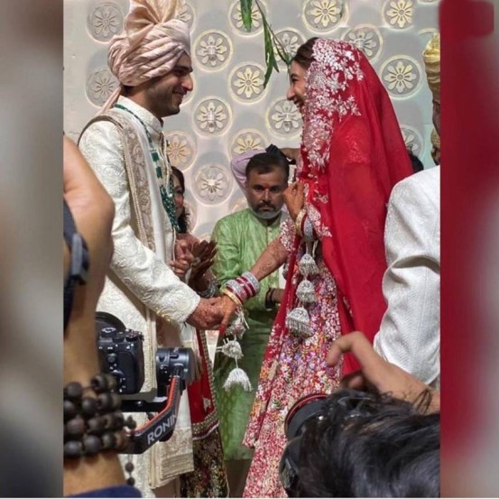 जय अनमोल अंबानीने त्याच्या लग्नात लाईट ग्रे रंगाची शेरवानी परिधान केली होती. त्याचवेळी लाल रंगाच्या लेहेंग्यात क्रिशा खूपच सुंदर दिसत होती.