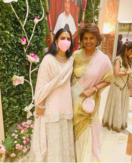 या लग्नात ईशा अंबानीने बेबी पिंक कलरचा लेहेंगा परिधान केला होता.