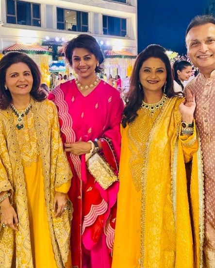 तर, मुकेश अंबानींच्या दोन्ही बहिणी पिवळ्या रंगाच्या ड्रेसमध्ये दिसल्या.