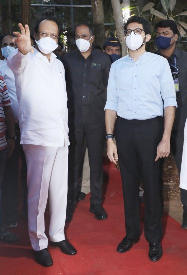 पाहणी दौऱ्यावेळी अजित पवारांनी आदित्य ठाकरेंकडून अनेक गोष्टी जाणून घेतल्या, तसंच काही सूचनादेखील केल्या. यानंतर त्यांनी प्रसारमाध्यमांशी संवाद साधतना आदित्य ठाकरेंच्या कामाचं कौतुकदेखील केलं.