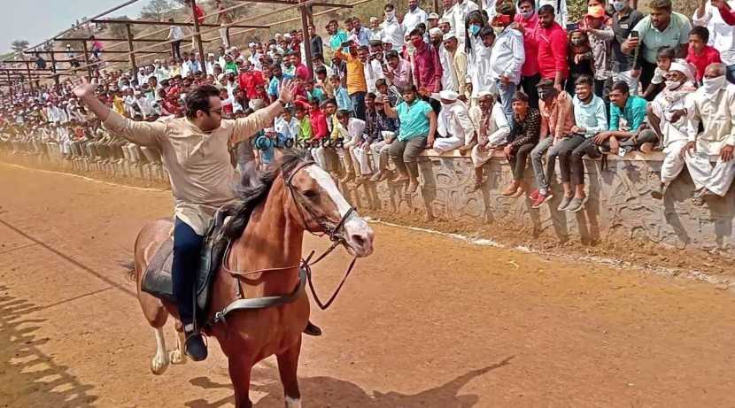 कोल्हेंनी हात सोडून घोडेस्वारी केल्यानंतर उपस्थितांनी चांगलाच जल्लोष केला.