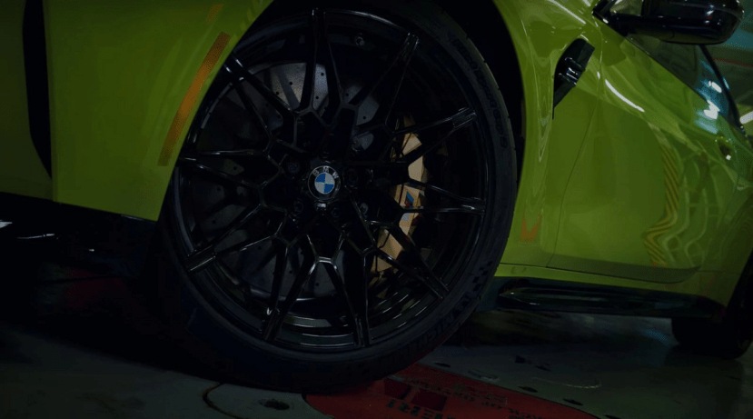 डबल-स्पोक स्टाइलसह कार १९ इंचाच्या फॉर्ज्ड चाकांवर चालते. हे अॅडाप्टिव्ह एम सस्पेन्शन, एम स्पोर्ट डिफरेंशियल, एम कंपाउंड ब्रेक्सने सुसज्ज आहे. (Photo: BMW Website)