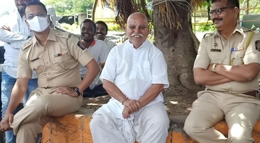 याआधी राज्य सरकारचा आदेश झुगारून पंढरपूरच्या दिशेने पायी निघाल्याने बंडातात्या कराडकर यांना पोलिसांनी अटक केली होती. वारकरी आळंदी पंढरपूर चालत येणारच, असा एल्गार बंडातात्यांनी केला होता. तसंच संत ज्ञानेश्वर महाराजांच्या पालखीसाठी आंदोलन करण्याचा त्यांनी इशारा दिला होता.