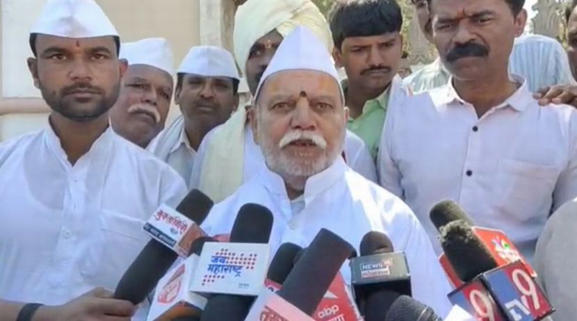 दरम्यान त्यांच्या वक्तव्यावरुन सध्या महाराष्ट्रात नवा वाद निर्माण झाला आहे. बंडातात्या कराडकर यांनी यावेळी नेत्यांची मुलं दारुच्या आहारी गेल्याचं सांगत काहीजणांची नावंदेखील घेतली. पतंगराव कदम यांच्या मुलाचं निधन कसं झालं होतं विचारा? असंही ते पत्रकारांना म्हणाले. तसंच सुप्रिया सुळे, पंकजा मुंडे यांच्या नावाचाही उल्लेख केला. कोणत्या राजकारण्याचा मुलगा दारु पित नाही त्याचं नाव सांगा असं आव्हानच त्यांनी पत्रकारांना दिलं. तसंच आपण नावं घेतली आहेत त्यांनी पुरावा मागितलं तर सिद्ध करु शकतो असंही म्हणाले. सुप्रिया सुळेंनी बंडातात्या खोटं बोलत आहेत सांगावं असं आव्हानही त्यांनी दिलं.