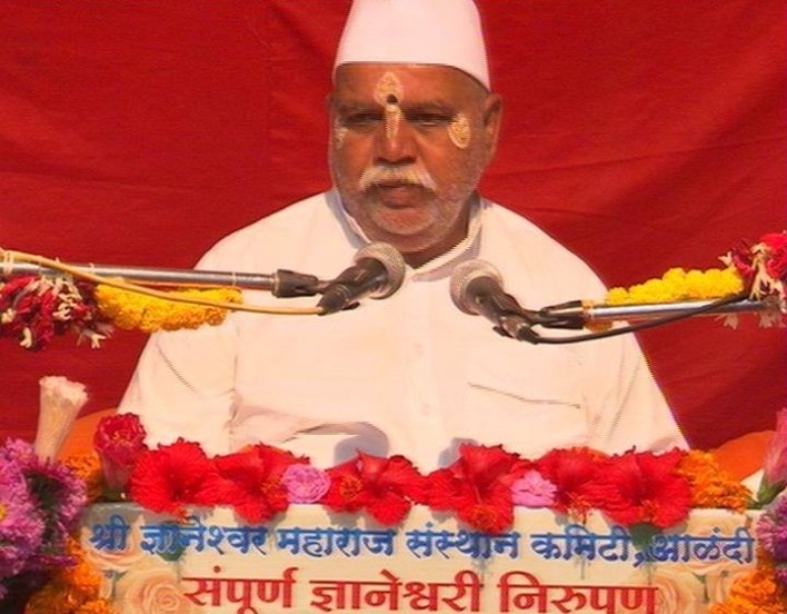 राज्यात काँग्रेस-राष्ट्रवादीचं सरकार होतं असताना आणि पृथ्वीराज चव्हाण मुख्यमंत्री असताना त्यांनी गो हत्या बंदी कायदा लागू करण्यासाठी मुख्यमंत्र्यांची शासकीय महापूजा रोखण्याचा इशारा दिला होता. गोहत्या बंदी कायद्यासाठी त्यांनी चक्क मुख्यमंत्र्यांना अडवलं होतं.