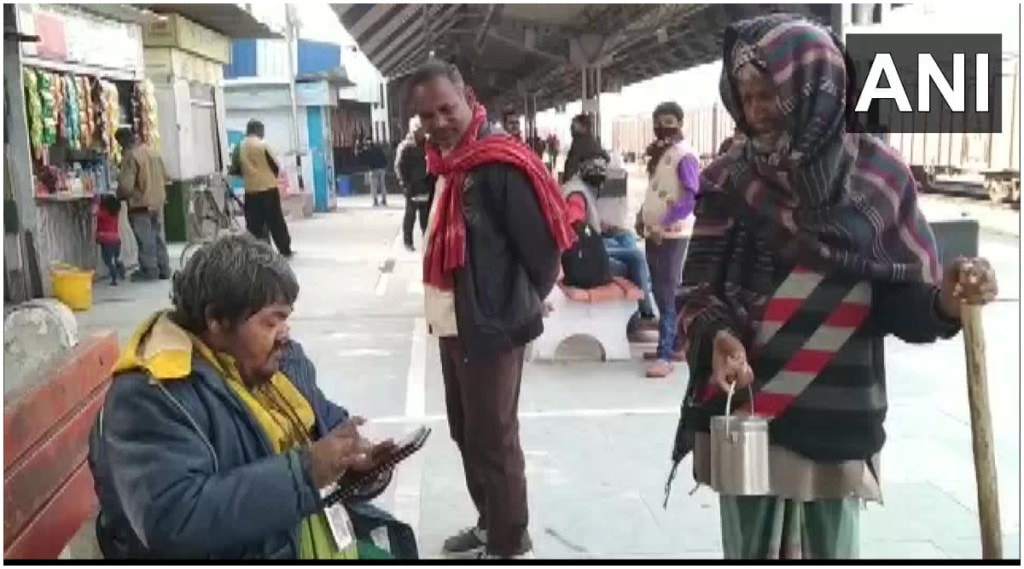 राजू पटेल हे बिहारच्या बेतिया रेल्वे स्थानकावरील लोकप्रिय व्यक्ती आहेत. (फोटो सौजन्य - एएनआय)