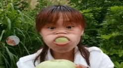 Viral: पेरू खाण्याची विचित्र पद्धत सोशल मीडियावर व्हायरल; व्हिडीओ पाहून तुम्हालाही हसू आवरणार नाही