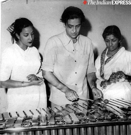 राज कपूर आणि नर्गिस यांच्यासमवेत लता मंगेशकर  (Photo: Express Archive)