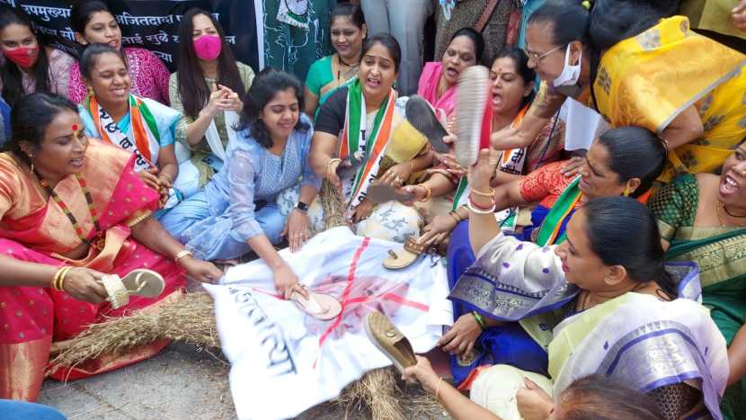 बंडातात्या कराडकर यांनी साताऱ्यात सुपरमार्केटमध्ये वाइन विक्री करण्याच्या निर्णयाविरोधात आंदोलन करताना दारु तसंच राजकीय नेत्यंसंबंधी वादग्रस्त वक्तव्य केलं होतं.