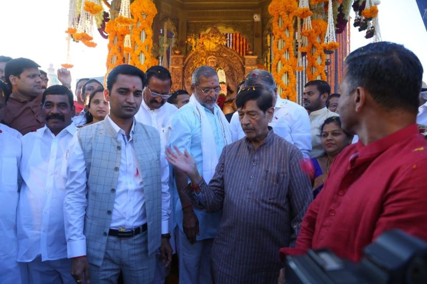 महाराष्ट्रासह संपूर्ण देशभरात शनिवारी शिवजयंती साजरी करण्यात आली. शिवजयंतीच्या निमित्ताने पुण्यातील बाणेर येथे उभारण्यात आलेल्या छत्रपती शिवाजी महाराजांच्या स्मारकाचं लोकार्पण करण्यात आलं. या कार्यक्रमाला भाजपा नेते गिरीश बापट, प्रदेशाध्यक्ष चंद्रकात पाटील, महापौर मुरलीधर मोहोळ यांच्यासह अभिनेते नाना पाटेकरदेखील उपस्थित होते. यावेळी नाना पाटेकर यांनी आपल्या भाषणादरम्यान राजकीय पक्षांना खडे बोल सुनावले.