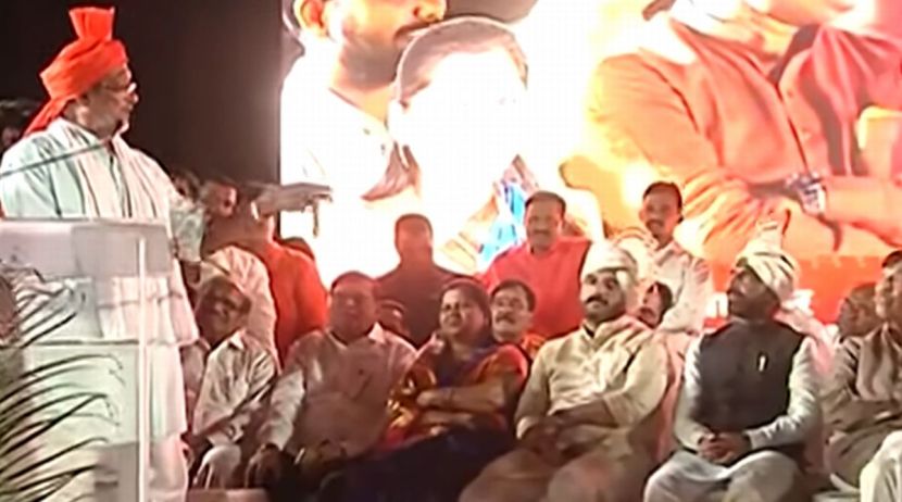 राज्यात सध्या सुरु असलेल्या आरोप-प्रत्यारोपांबाबत विचारलं असता नाना पाटेकर म्हणाले की, 