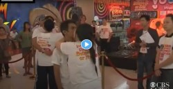 KISS DAY 2022 : ५८ तास, ३५ मिनिटे आणि ५८ सेकंदापर्यंत ‘किस’ करत रचला वर्ल्ड रेकॉर्ड! पाहा VIRAL VIDEO