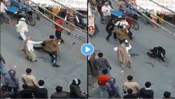 VIRAL VIDEO : नातेच उठले जीवावर, संपत्तीच्या वादावरून भर रस्त्यात दोन कुटुंबांमध्ये लाथा, बुक्क्या आणि लाठ्यांनी हाणामारी