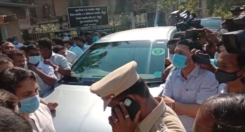 मात्र यावेळी कोर्टाबाहेर नितेश राणेंची गाडी अडवण्यावरुन निलेश राणे आणि पोलिसांमध्ये जोरदार बाचाबाची झाली. यामुळे काही काळ तणावाचं वातावरण झालं होतं.