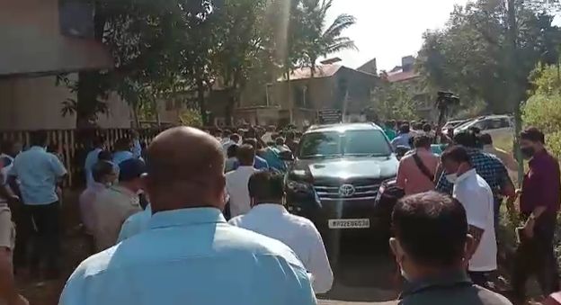 लेखी अर्ज मिळाला नसल्याने त्यामुळे याला शरणागती म्हणू शकत नाही असं कोर्टाने सांगितलं आहे. तसंच जामीन अर्ज शरण येण्याआधी कोर्टासमोर ठेवलं म्हणूनच ते नाकारलं. त्यामुळेच हा मागच्या दाराने दिलेला जामीन होईल असं आमचं म्हणणं होतं असं प्रदीप घरत म्हणाले आहेत.