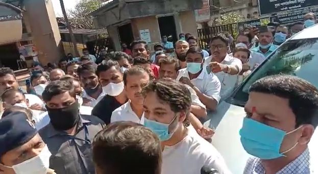 “कोर्टाने जामीन देतोय म्हणून बाहेर जाऊ दे किंवा परवानगी देतोय म्हणून बाहेर जाऊ देतो असं सांगायला हवं होतं. पण तसं झालं नाही. त्यामुळे आम्ही कोर्टासमोर अर्ज केला की शरणागतीवर लेखी हुकूम करावा लागेल. १० दिवसांचा दिलासा असल्याने तोवर ताब्यात घेता येणार नाही असं कोर्टाचं म्हणणं आहे. त्याच्यावर आम्ही तो वेळ शरण येण्यासाठी होता, त्यामुळे शरण आल्यानंतर ती मुदत संपली असं सांगितलं. पण कोर्टाने म्हणणं मान्य केलं नाही. शरणागतीवर कोणताही निर्णय दिला नाही तर त्याला तो मागच्या दाराने दिलेला जामीन होईल असंही म्हणणं मांडलं,” असं सरकारी वकील प्रदीप घरत यांनी प्रसारमाध्यमांशी बोलताना सांगितलं.