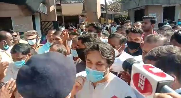 …म्हणून नितेश राणेंची गाडी थांबवण्यात आली होती -आता ऑर्डर झाली म्हणून संपलं असं त्यांना वाटलं होतं. आम्ही अर्ज केला आहे त्यावर तुम्हाला म्हणणं मांडायचं आहे. त्यामुळे परत चला हे सांगण्यासाठी नितेश राणेंना थांबवण्यात आलं होतं. त्यांचे वकील पुन्हा कोर्टात आले होते. सर्वांना थांबणं भाग होतं त्यामुळे नितेश राणेंना थांबवलं असं प्रदीप घरत यांनी सांगितलं आहे.