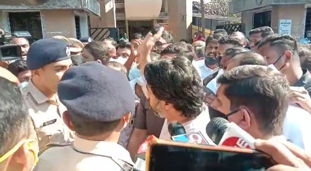 सरकारचा यंत्रणेवर दबाव आहे. जामीन रद्द व्हावा यासाठी सरकार सर्वतोपरी प्रयत्न करत आहे. सरकारकडून न्यायव्यवस्थेवर, पोलिसांवर दबाव आणला जात आहे. सुप्रीम कोर्टाने दिलासा दिलेला असतानाही अटकेचे आदेश कोणी दिले हे पहावं लागेल. महाराष्ट्रात दहशतवाद्यांचं, तालिबान्यांचं राज्य सुरु असल्याचं म्हणताना आम्हाला खेद वाटणार नाही असं भाजपा आमदार प्रसाद लाड यांनी म्हटलं आहे.
