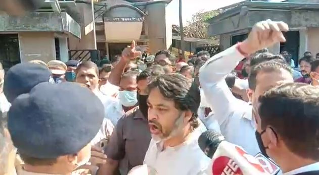 अटकेच्या बाबतीत पोलीस योग्य निर्णय घेतील - सरकारी वकीलनितेश राणे काहीही करु शकतात. अटकेच्या बाबतीत पोलीस योग्य निर्णय घेतील. पोलीस सुप्रीम कोर्टाच्या निर्णयाचा, आजच्या निकालाचा अभ्यास करुन निर्णय घेतली. नितेश राणेंना कधी, कुठे अटक करायचं हे पोलीस ठरवतील असं सरकारी वकील प्रदीप घरत यांनी म्हटलं आहे.