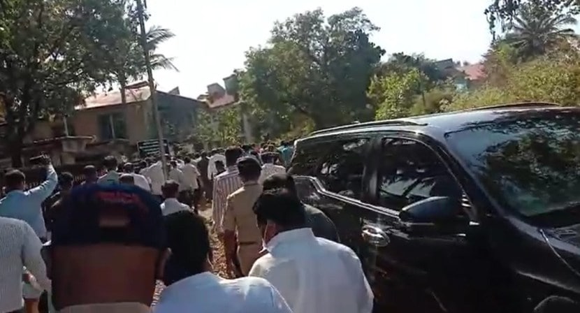 सर्वोच्च न्यायालयाच्या निर्णयानंतर आमदार नितेश राणे यांनी जिल्हा न्यायालयात शरणागती पत्करली होती. त्यांच्या नियमित जामीन अर्जावर संतोष परब यांच्यासाठी अ‍ॅड प्रदीप घरत तर आमदार राणे यांच्यासाठी अ‍ॅड सतीश मानशिंदे यांनी सोमवारी युक्तिवाद केला. त्यानंतर कोर्टाकडून निर्णय राखून ठेवण्यात आला होता. आज सुनावणीदरम्यान कोर्टाने जामीन नाकारला असून यानंतर नितेश राणेंनी पुन्हा हायकोर्टात धाव घेतली.