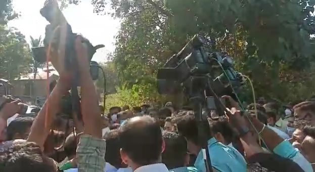 “कोर्टात शरणागतीचा कोणताही अर्ज केलेला नाही. जोपर्यंत शरण येत नाही तोपर्यंत जामीन तोपर्यंत जामीन अर्जासाठी पात्र होत नाही. जोपर्यंत अटक होत नाही तोपर्यंत जामीन होत नाही. म्हणून कोर्टाने अर्ज फेटाळला असून ते आता हायकोर्टात जातील. पण त्यांना आधी शरण जावं लागेल,” असं अनिल परब म्हणाले आहेत.