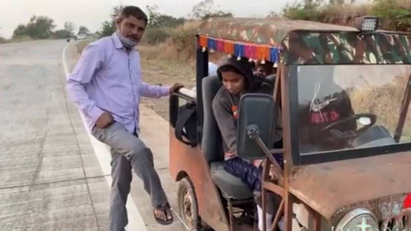 गेल्या महिन्यात आनंद महिंद्रा यांनी 'जुगाड वाली जीप'चा व्हिडीओ ट्विटरवर शेअर केला होता. जीप किक स्टार्ट झाली आणि त्यात मोटरसायकलचे इंजिन होते आणि टायर रिक्षाचे होते. (Photo: Twitter/Anand Mahindra)