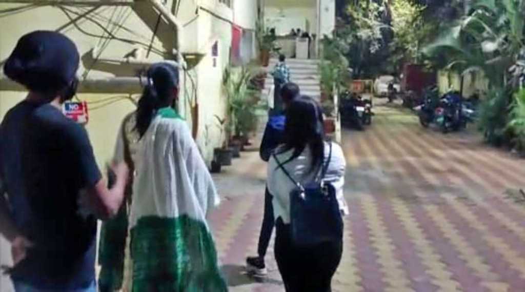 पुण्यात व्हॉट्सअॅपवरून सेक्स रॅकेटचा पर्दाफाश, दिवसा तासाला ५ ते ९ हजार, तर रात्री २० हजार दर पुण्यात व्हॉट्सअॅपवरून सेक्स रॅकेटचा पर्दाफाश, दिवसा तासाला ५ ते ९ हजार, तर रात्री २० हजार दर