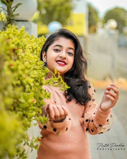 सुरूवातीला राशीची आई सोशल मीडियावर व्हिडीओ बनवत होती. एकदा तिच्या आईने राशीसोबत एक व्हिडीओ बनवून तो सोशल मीडियावर शेअर केला.