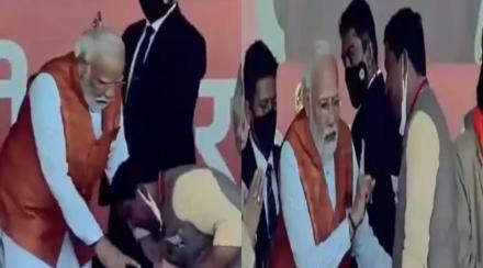 UP Election 2022 Bjp leader awadhesh katiyar touches pm modi foot