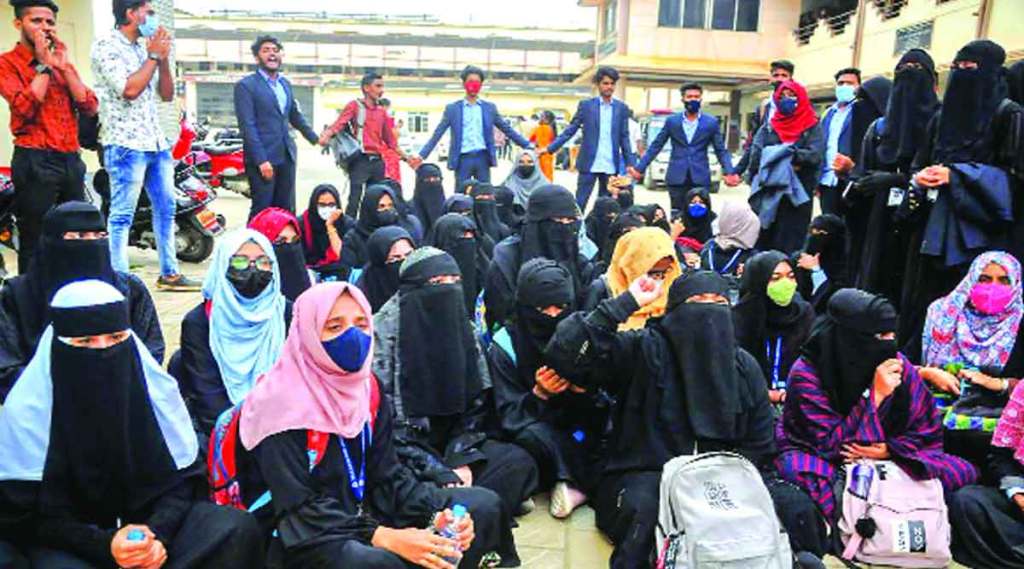 हिजाब प्रकरणातील याचिकांवरील निर्णय राखीव